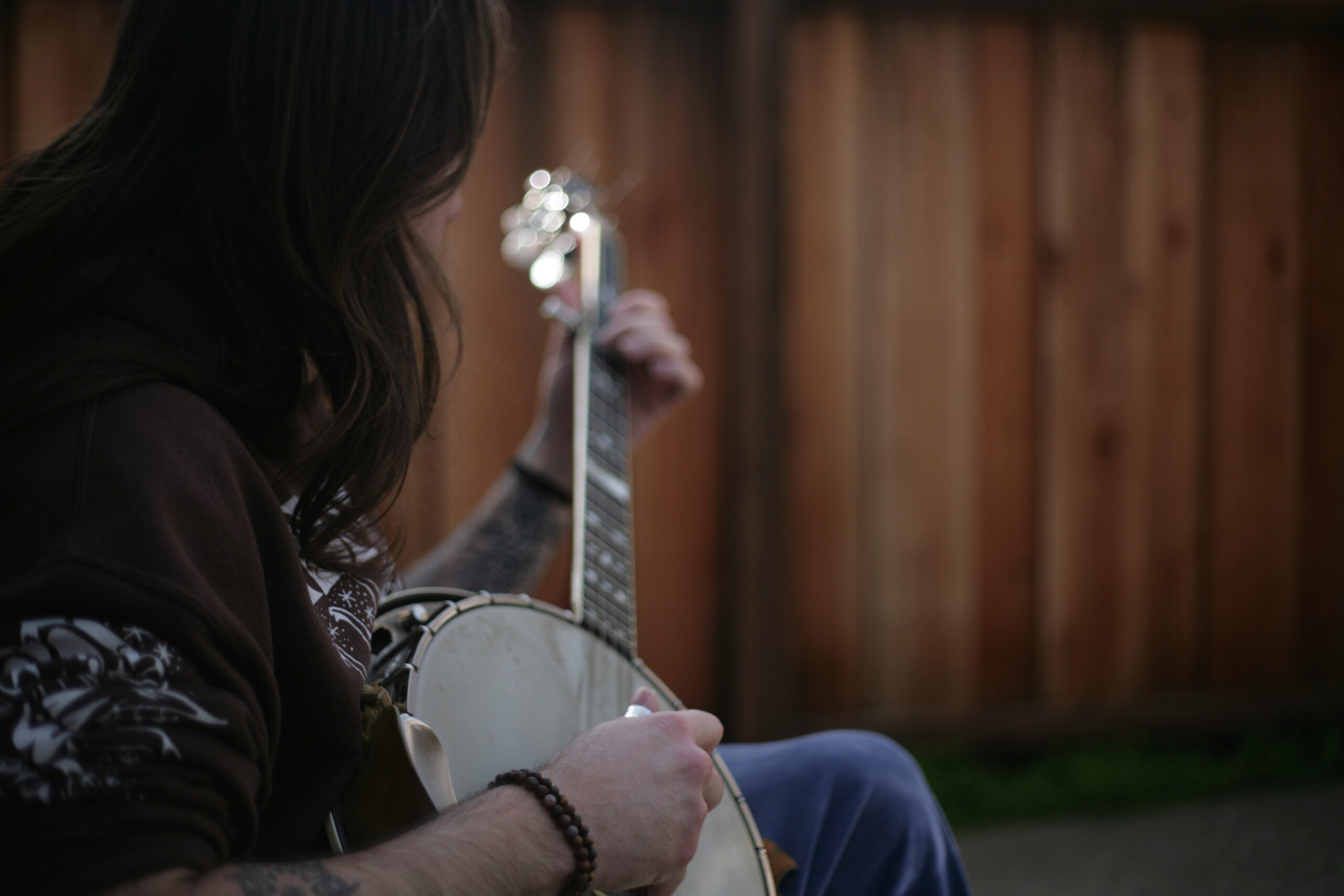 Photo of a musician with a banjo.